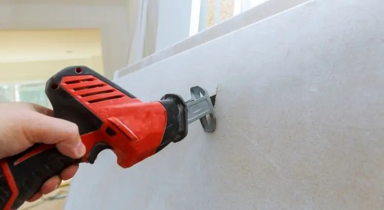 Using a jabsaw to cut drywall